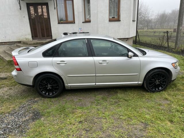 Серый Вольво С40, объемом двигателя 2 л и пробегом 365 тыс. км за 3599 $, фото 2 на Automoto.ua