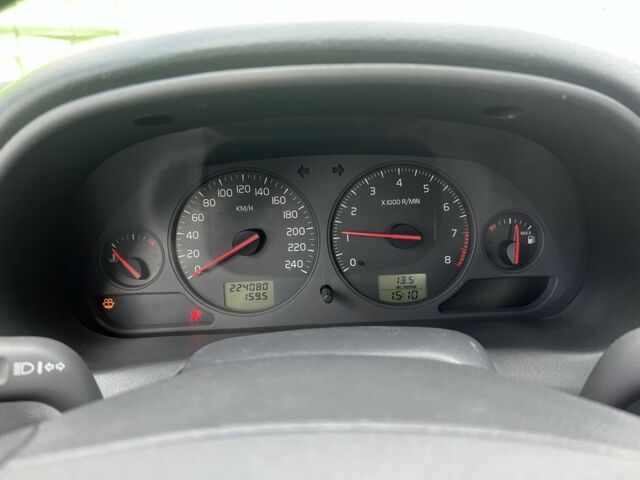 Серый Вольво С40, объемом двигателя 2 л и пробегом 230 тыс. км за 4200 $, фото 7 на Automoto.ua