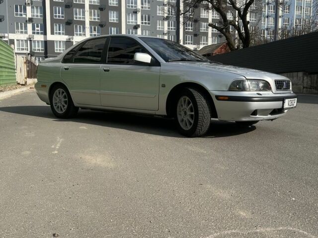 Серый Вольво С40, объемом двигателя 2 л и пробегом 230 тыс. км за 4200 $, фото 1 на Automoto.ua