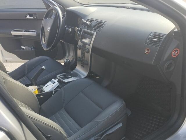 Серый Вольво С40, объемом двигателя 1.8 л и пробегом 150 тыс. км за 7300 $, фото 4 на Automoto.ua