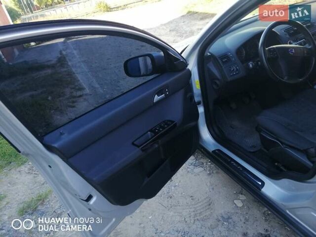 Сірий Вольво S40, об'ємом двигуна 2 л та пробігом 215 тис. км за 6000 $, фото 9 на Automoto.ua