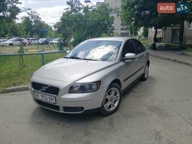 Сірий Вольво S40, об'ємом двигуна 2 л та пробігом 215 тис. км за 6000 $, фото 1 на Automoto.ua