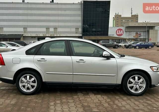 Серый Вольво С40, объемом двигателя 2 л и пробегом 235 тыс. км за 7500 $, фото 2 на Automoto.ua