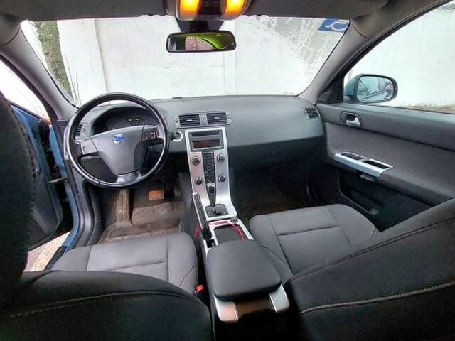 Вольво С40 2010 в Полтаве на Automoto.ua Серый Вольво С40, объемом двигателя 2 л и пробегом 115 тыс. км за 6500 $, фото 5 на Automoto.ua