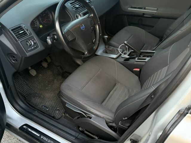 Серый Вольво С40, объемом двигателя 2 л и пробегом 290 тыс. км за 7200 $, фото 3 на Automoto.ua