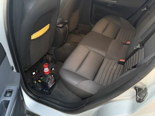 Серый Вольво С40, объемом двигателя 2 л и пробегом 290 тыс. км за 7200 $, фото 4 на Automoto.ua