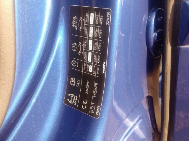 Синий Вольво С40, объемом двигателя 2 л и пробегом 177 тыс. км за 8200 $, фото 8 на Automoto.ua