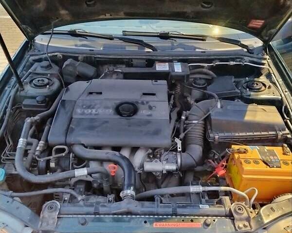 Зеленый Вольво С40, объемом двигателя 1.8 л и пробегом 249 тыс. км за 3100 $, фото 1 на Automoto.ua