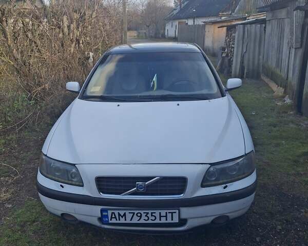 Белый Вольво С60, объемом двигателя 2.5 л и пробегом 182 тыс. км за 4100 $, фото 5 на Automoto.ua
