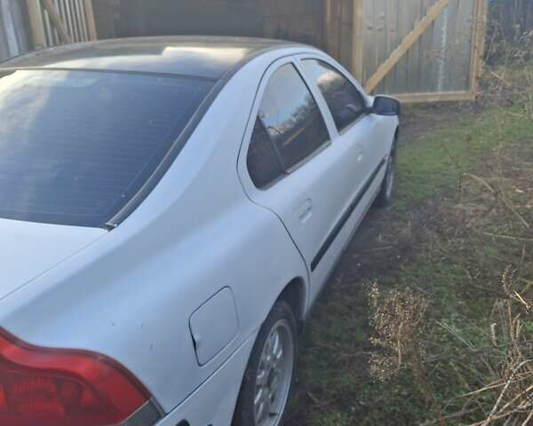 Белый Вольво С60, объемом двигателя 2.5 л и пробегом 182 тыс. км за 4100 $, фото 2 на Automoto.ua