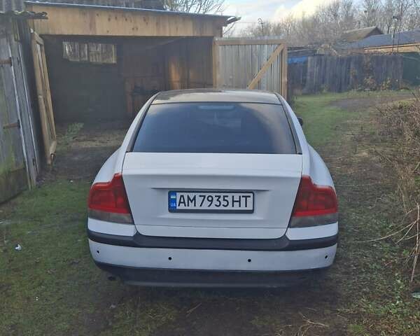 Белый Вольво С60, объемом двигателя 2.5 л и пробегом 182 тыс. км за 4100 $, фото 3 на Automoto.ua