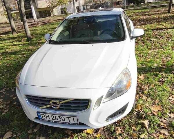 Белый Вольво С60, объемом двигателя 2.52 л и пробегом 205 тыс. км за 9000 $, фото 2 на Automoto.ua