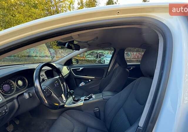 Белый Вольво С60, объемом двигателя 2 л и пробегом 351 тыс. км за 8500 $, фото 3 на Automoto.ua