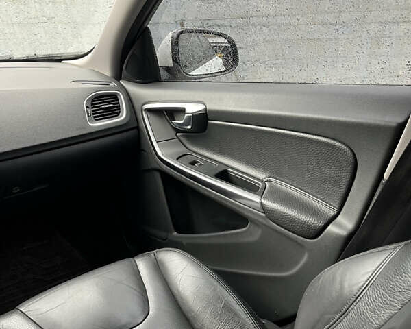 Белый Вольво С60, объемом двигателя 1.6 л и пробегом 157 тыс. км за 10200 $, фото 7 на Automoto.ua