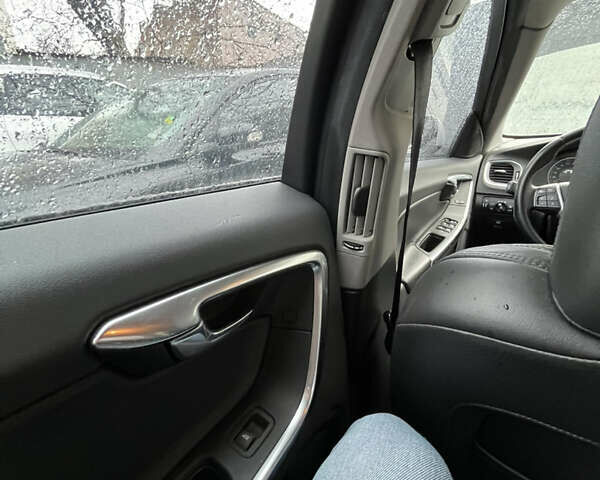 Белый Вольво С60, объемом двигателя 1.6 л и пробегом 157 тыс. км за 10200 $, фото 4 на Automoto.ua