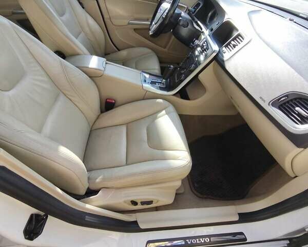 Белый Вольво С60, объемом двигателя 2.52 л и пробегом 205 тыс. км за 9000 $, фото 35 на Automoto.ua