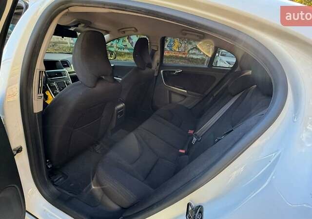 Белый Вольво С60, объемом двигателя 2 л и пробегом 351 тыс. км за 8500 $, фото 2 на Automoto.ua