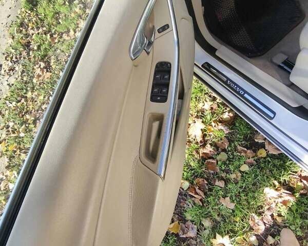 Белый Вольво С60, объемом двигателя 2.52 л и пробегом 205 тыс. км за 9000 $, фото 28 на Automoto.ua