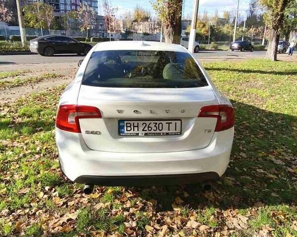 Белый Вольво С60, объемом двигателя 2.52 л и пробегом 205 тыс. км за 9000 $, фото 8 на Automoto.ua
