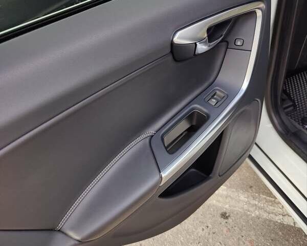 Белый Вольво С60, объемом двигателя 2.95 л и пробегом 61 тыс. км за 15200 $, фото 9 на Automoto.ua