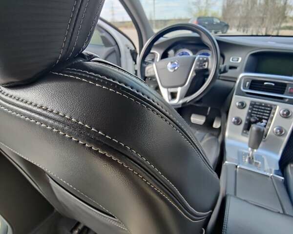 Белый Вольво С60, объемом двигателя 2.95 л и пробегом 75 тыс. км за 15800 $, фото 14 на Automoto.ua