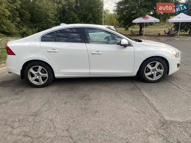 Белый Вольво С60, объемом двигателя 2.5 л и пробегом 234 тыс. км за 11300 $, фото 3 на Automoto.ua