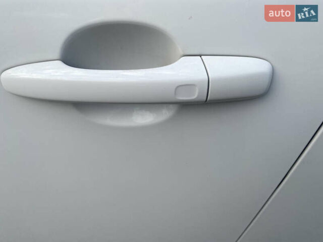 Белый Вольво С60, объемом двигателя 2.5 л и пробегом 234 тыс. км за 11300 $, фото 8 на Automoto.ua