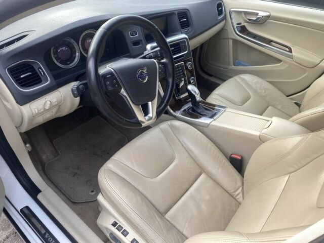 Белый Вольво С60, объемом двигателя 2.5 л и пробегом 234 тыс. км за 10300 $, фото 1 на Automoto.ua