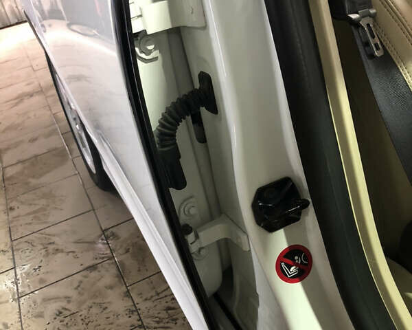 Белый Вольво С60, объемом двигателя 2.52 л и пробегом 180 тыс. км за 11000 $, фото 12 на Automoto.ua