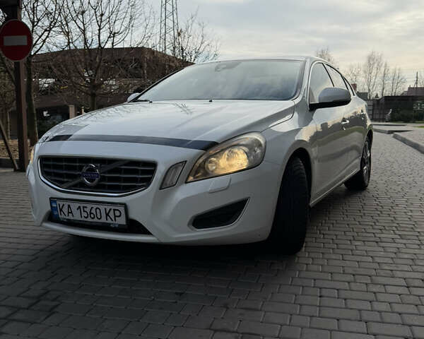 Белый Вольво С60, объемом двигателя 1.98 л и пробегом 222 тыс. км за 10500 $, фото 1 на Automoto.ua