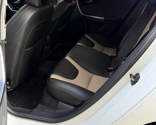 Белый Вольво С60, объемом двигателя 1.98 л и пробегом 222 тыс. км за 10500 $, фото 6 на Automoto.ua