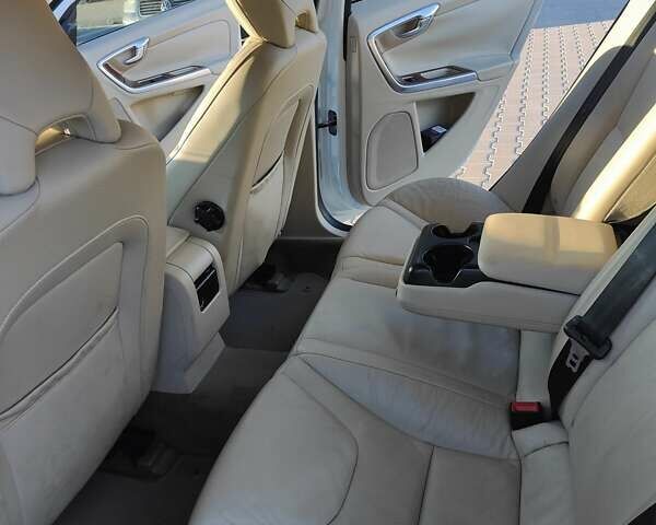 Белый Вольво С60, объемом двигателя 2.52 л и пробегом 164 тыс. км за 12500 $, фото 9 на Automoto.ua