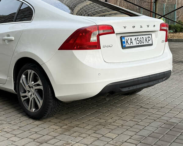 Белый Вольво С60, объемом двигателя 1.98 л и пробегом 222 тыс. км за 10500 $, фото 4 на Automoto.ua