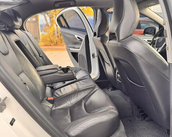 Белый Вольво С60, объемом двигателя 2.5 л и пробегом 208 тыс. км за 10800 $, фото 3 на Automoto.ua