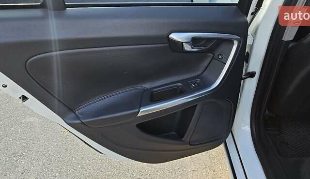 Белый Вольво С60, объемом двигателя 2.5 л и пробегом 208 тыс. км за 11200 $, фото 10 на Automoto.ua