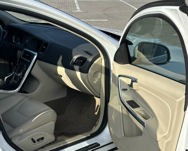 Білий Вольво С60, об'ємом двигуна 2.5 л та пробігом 115 тис. км за 11100 $, фото 15 на Automoto.ua