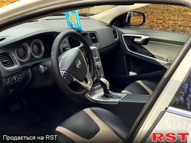 Белый Вольво С60, объемом двигателя 2 л и пробегом 222 тыс. км за 11000 $, фото 5 на Automoto.ua