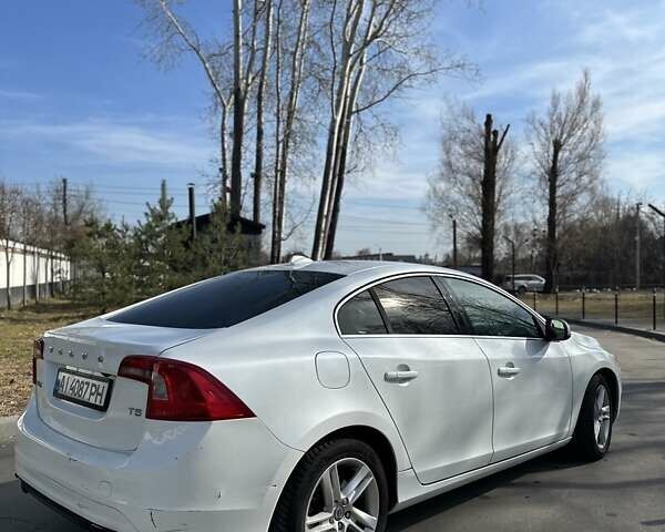 Белый Вольво С60, объемом двигателя 2.5 л и пробегом 187 тыс. км за 11200 $, фото 19 на Automoto.ua