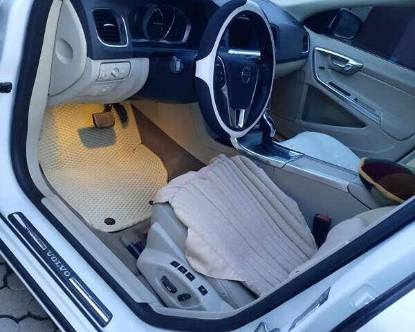 Белый Вольво С60, объемом двигателя 2.5 л и пробегом 116 тыс. км за 11100 $, фото 1 на Automoto.ua