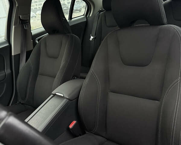 Белый Вольво С60, объемом двигателя 2 л и пробегом 265 тыс. км за 13000 $, фото 3 на Automoto.ua