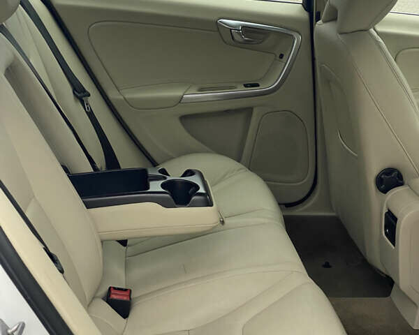 Белый Вольво С60, объемом двигателя 2 л и пробегом 260 тыс. км за 8300 $, фото 27 на Automoto.ua