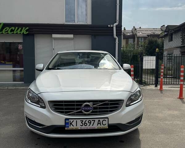 Белый Вольво С60, объемом двигателя 2.5 л и пробегом 130 тыс. км за 12500 $, фото 3 на Automoto.ua