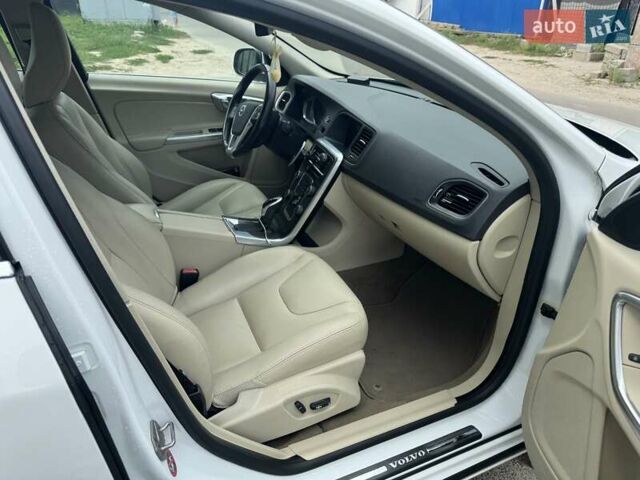 Белый Вольво С60, объемом двигателя 2.5 л и пробегом 130 тыс. км за 12500 $, фото 10 на Automoto.ua