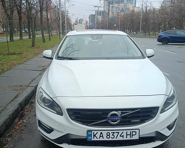 Белый Вольво С60, объемом двигателя 1.98 л и пробегом 146 тыс. км за 10500 $, фото 1 на Automoto.ua