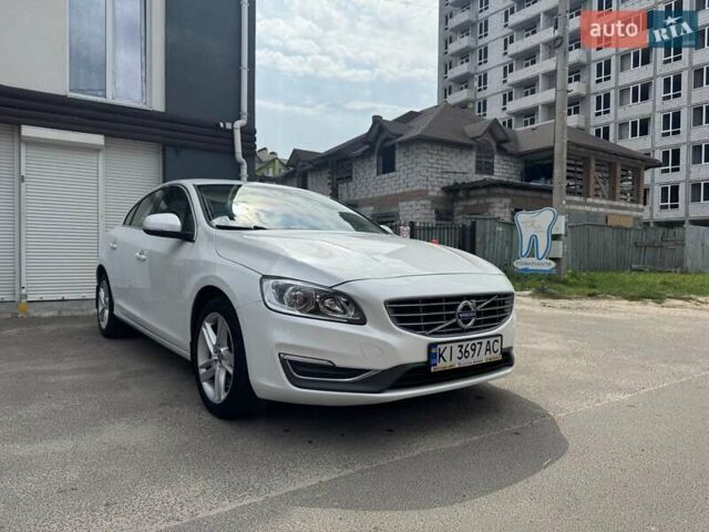 Белый Вольво С60, объемом двигателя 2.5 л и пробегом 130 тыс. км за 12500 $, фото 2 на Automoto.ua