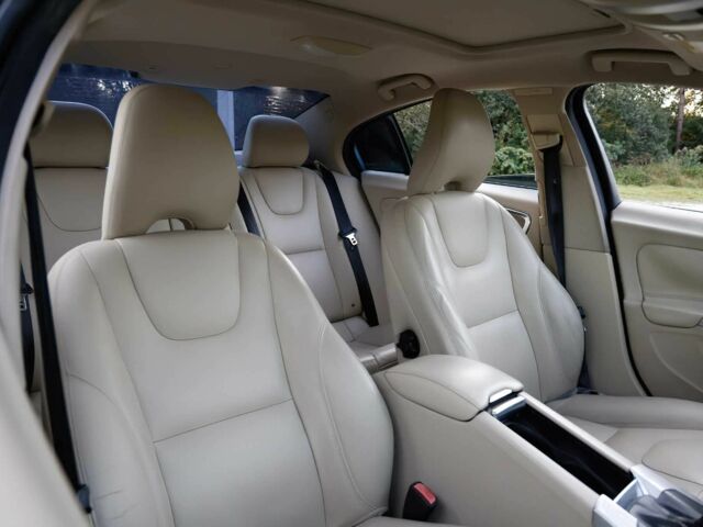 Белый Вольво С60, объемом двигателя 2 л и пробегом 74 тыс. км за 1500 $, фото 12 на Automoto.ua