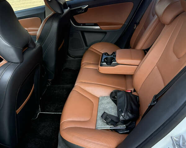 Белый Вольво С60, объемом двигателя 1.97 л и пробегом 176 тыс. км за 13500 $, фото 11 на Automoto.ua