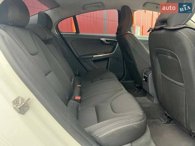 Белый Вольво С60, объемом двигателя 1.98 л и пробегом 215 тыс. км за 12690 $, фото 8 на Automoto.ua