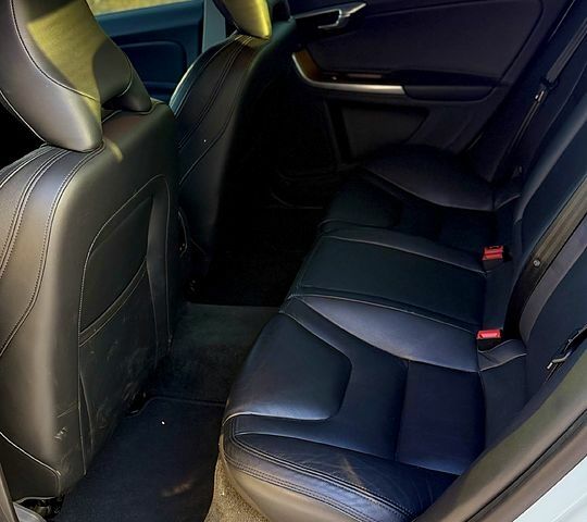 Білий Вольво С60, об'ємом двигуна 2 л та пробігом 32 тис. км за 17000 $, фото 4 на Automoto.ua