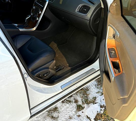 Білий Вольво С60, об'ємом двигуна 2 л та пробігом 32 тис. км за 17000 $, фото 8 на Automoto.ua